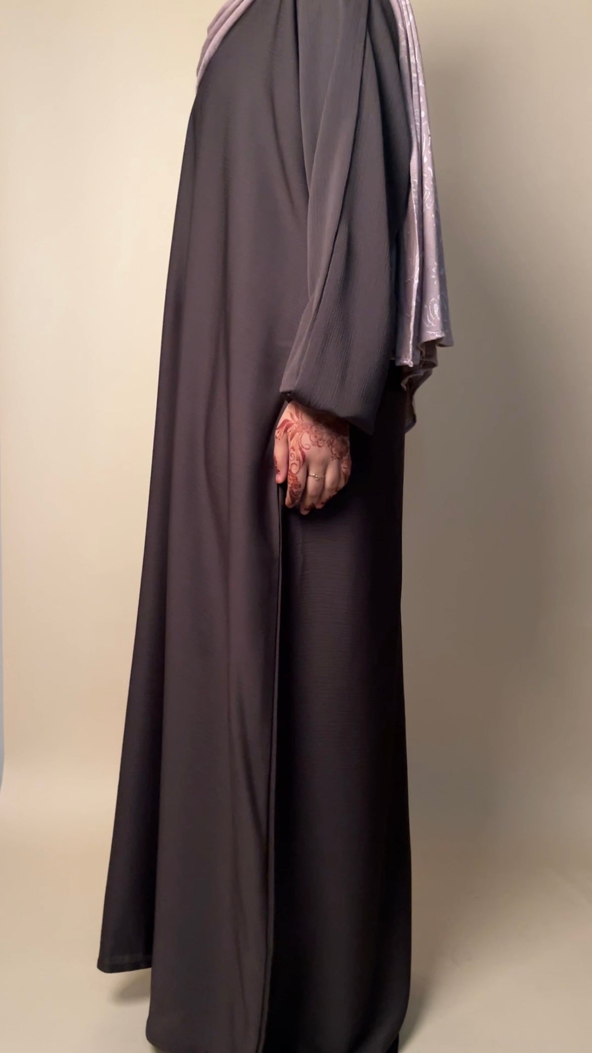 Zoom closed abaya | Neutrals