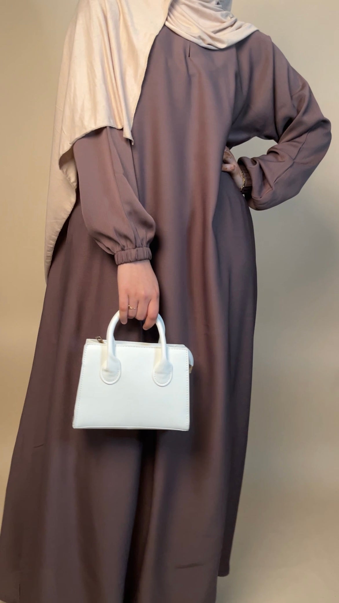 Zoom closed abaya | Neutrals - MAYSHA Abaya