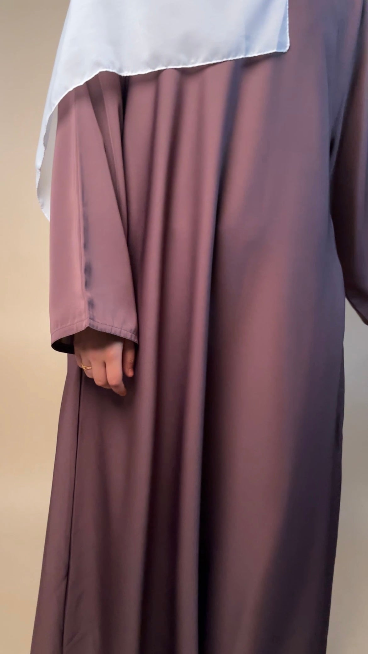 Nida closed abaya with pocket | Neutrals - MAYSHA Abaya