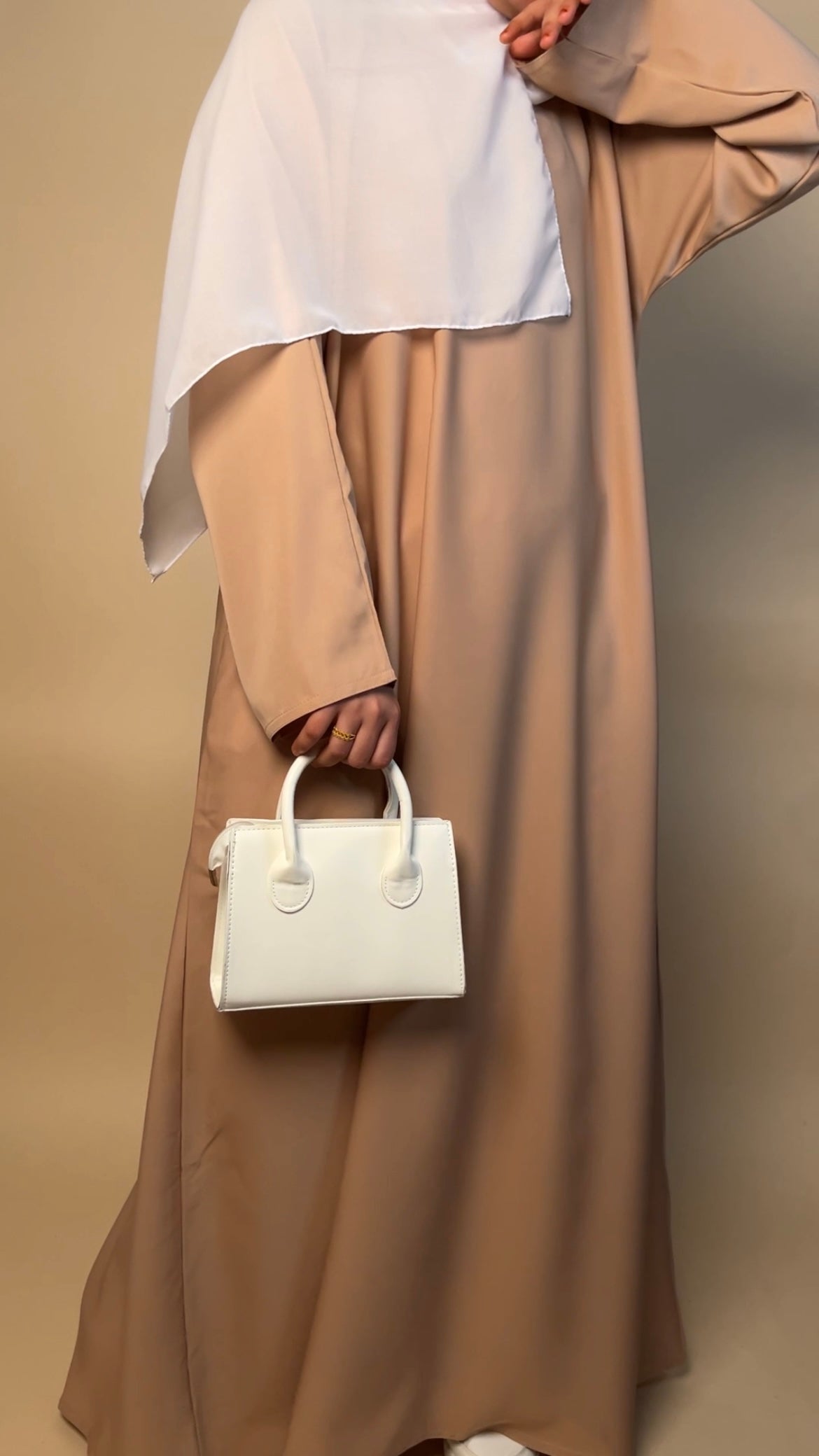 Nida closed abaya with pocket | Neutrals - MAYSHA Abaya