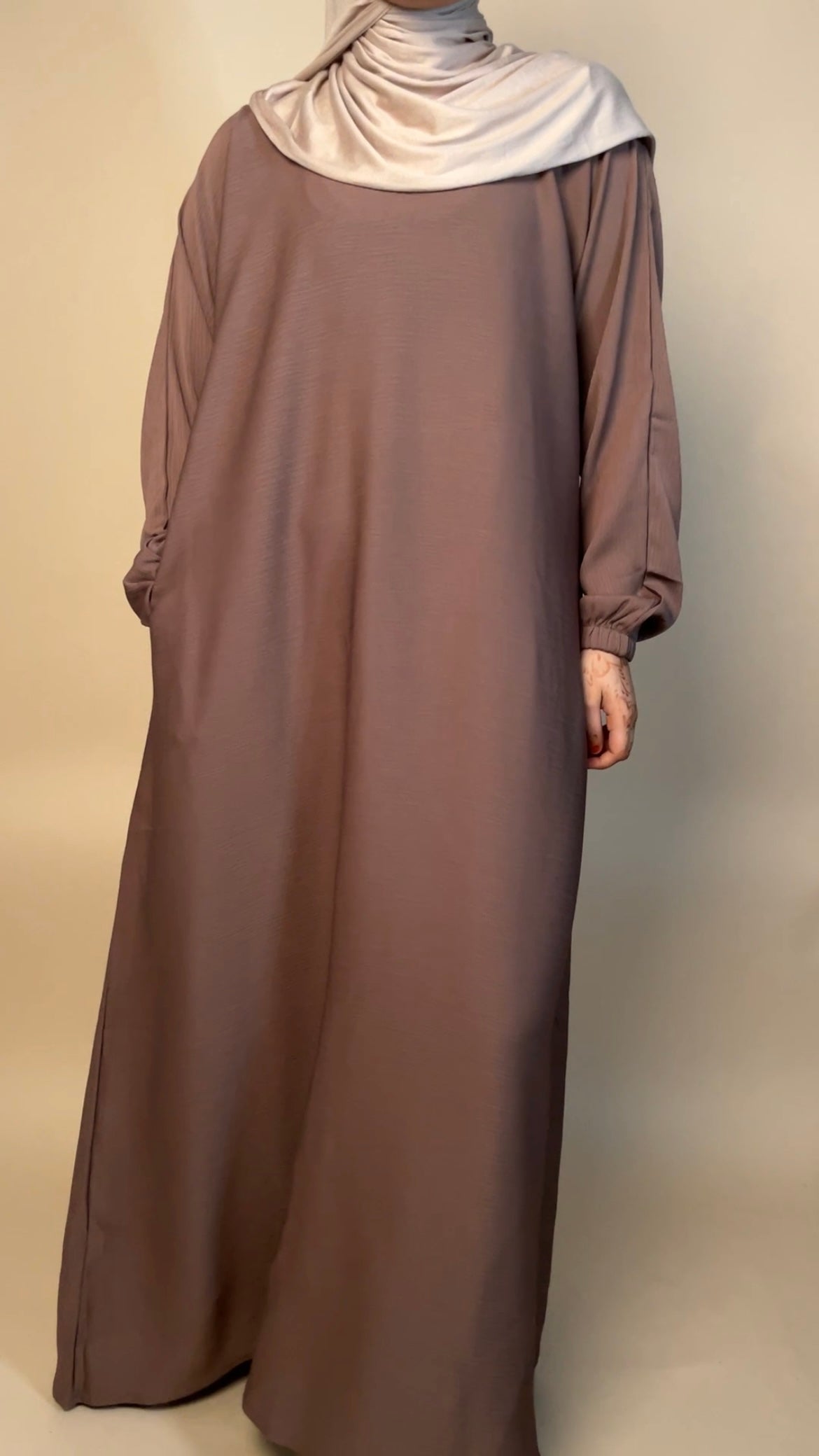 Zoom closed abaya | Neutrals - MAYSHA Abaya