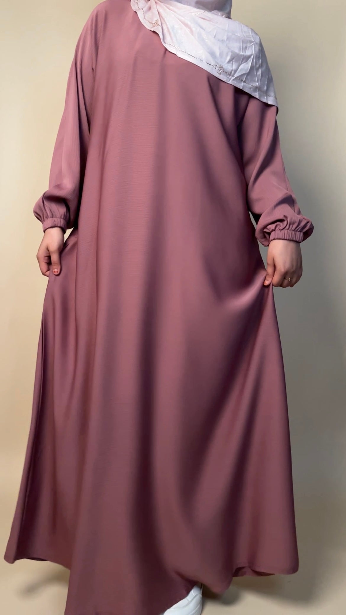 Zoom closed abaya | Neutrals