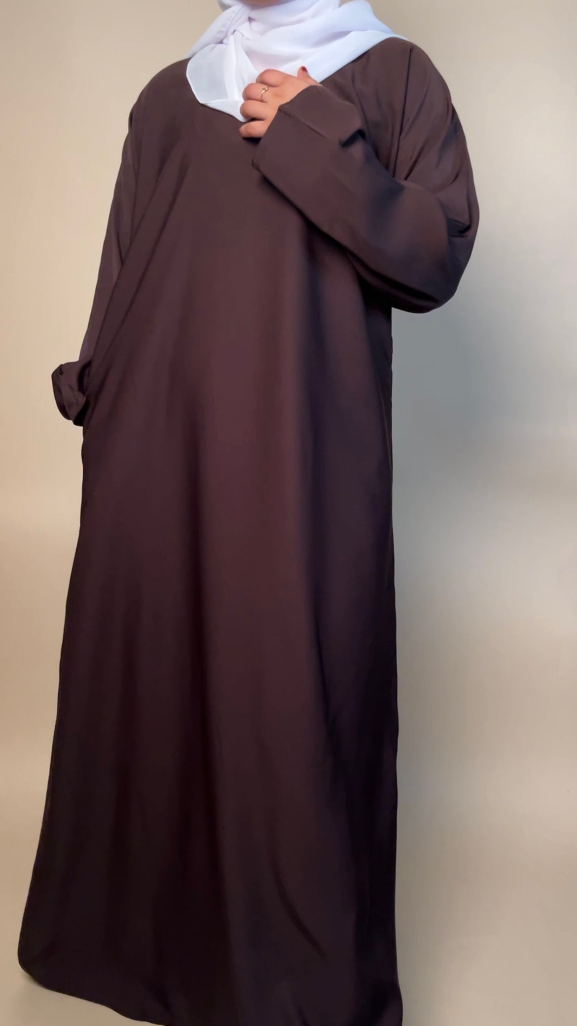 Nida closed abaya with pocket | Neutrals - MAYSHA Abaya